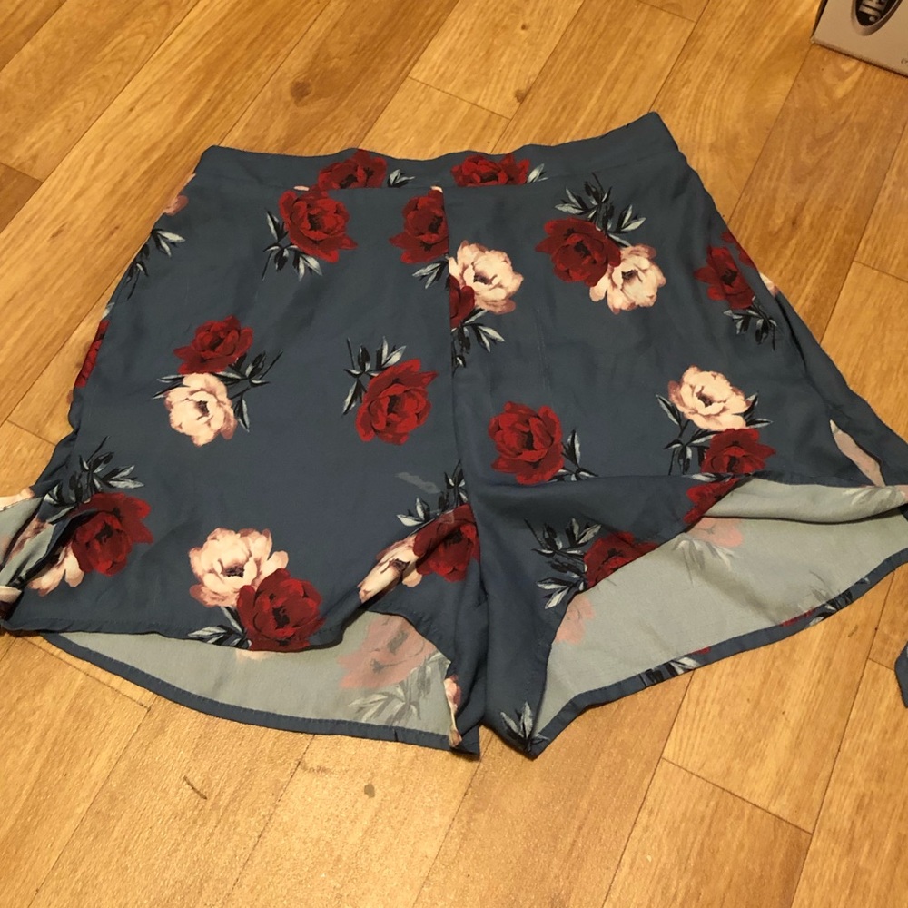 Charlotte Russe Floral Print Shorts Size Small